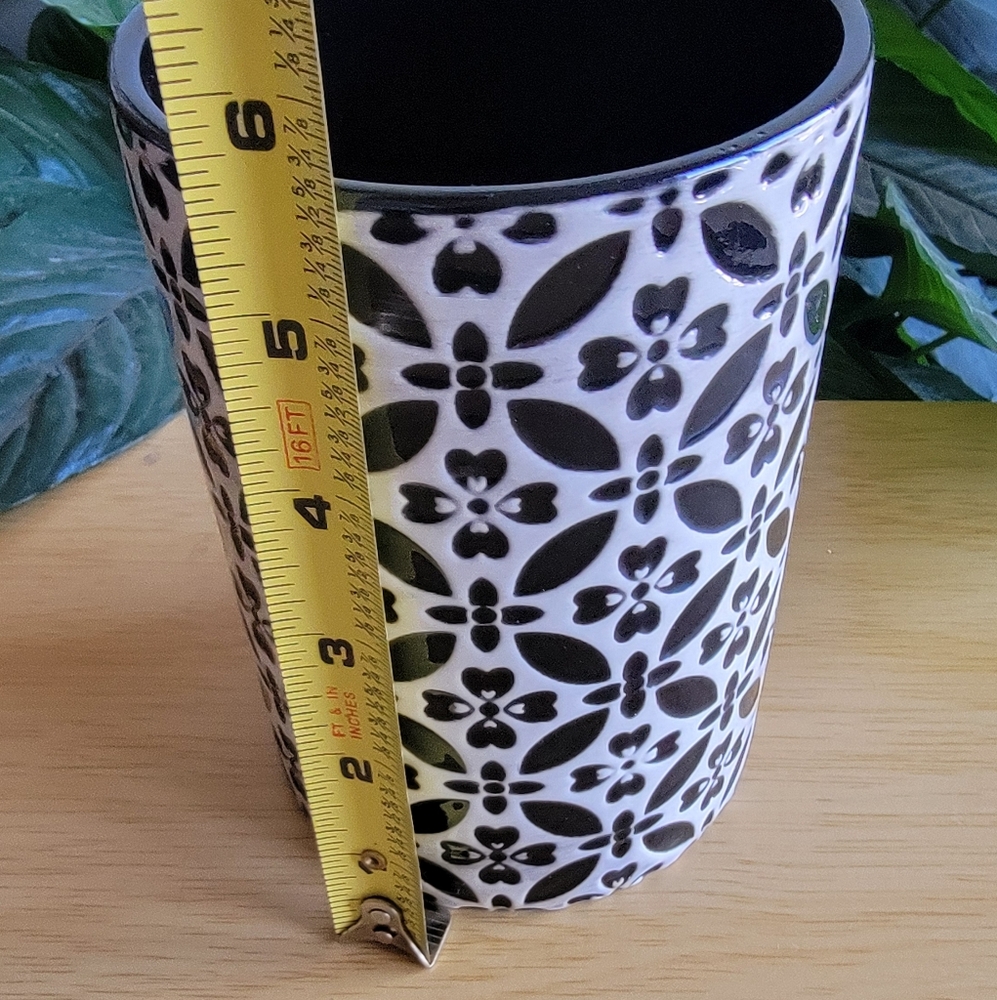 Black and White Floral pattern pottery canister. - Picture 4 of 4